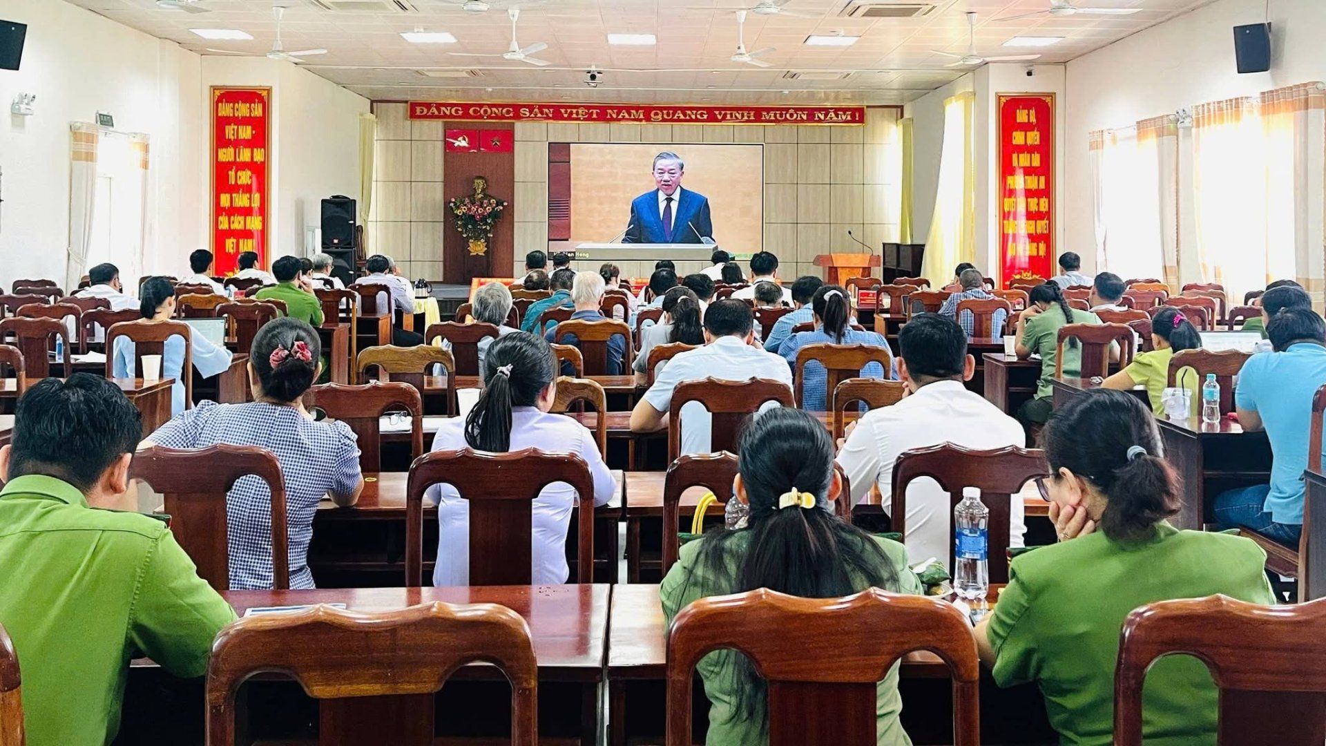 HỘI NGHỊ TOÀN QUỐC NGHIÊN CỨU, HỌC TẬP, QUÁN TRIỆT VÀ TRIỂN KHAI THỰC HIỆN NGHỊ QUYẾT HỘI NGHỊ LẦN THỨ TƯ BAN CHẤP HÀNH TRUNG ƯƠNG ĐẢNG KHÓA XIV